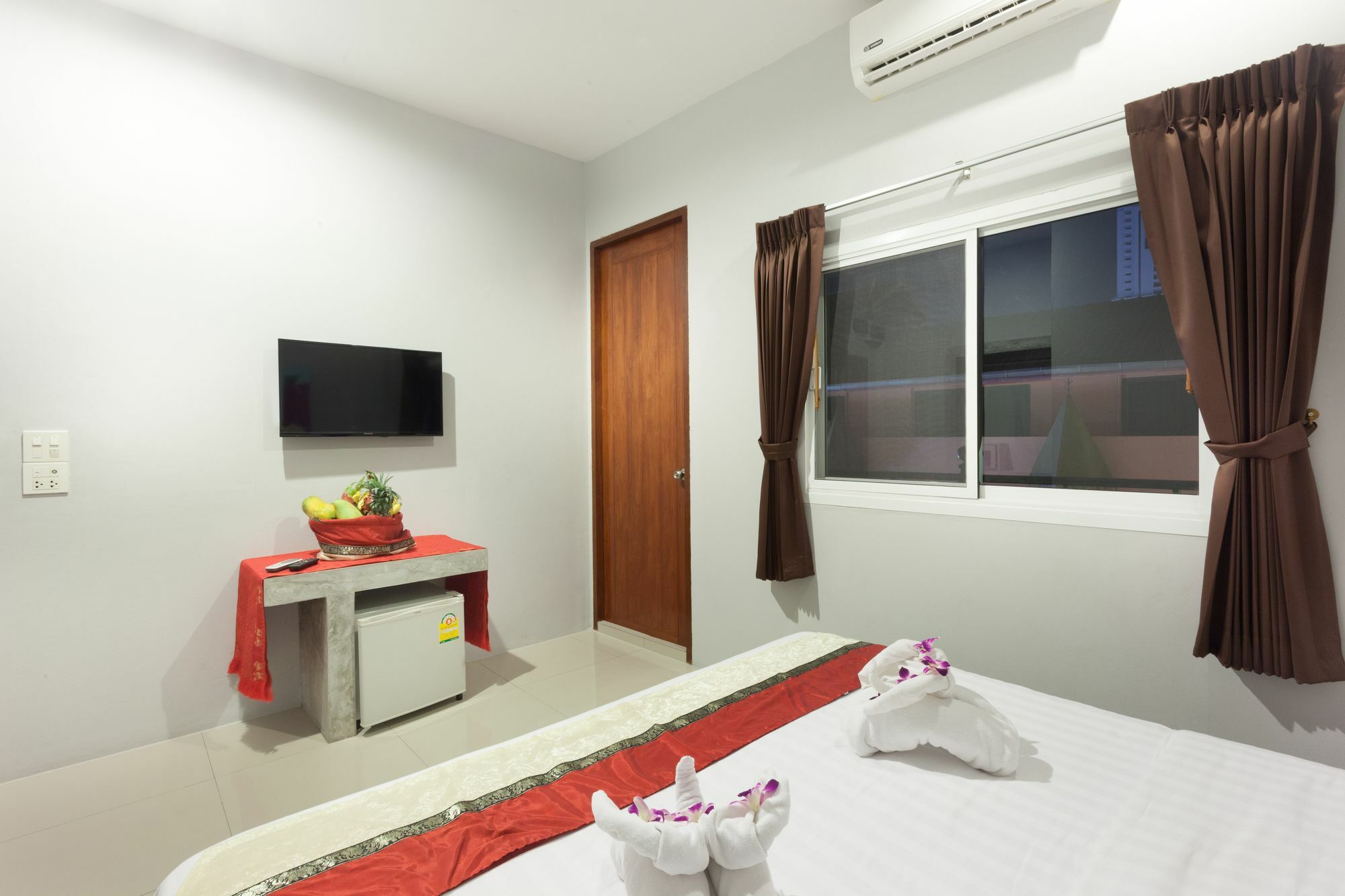 Freedom Hotel Patong Exterior foto